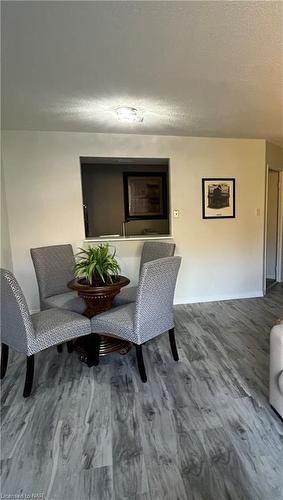 504-8111 Forest Glen Drive, Niagara Falls, ON - Indoor Photo Showing Living Room