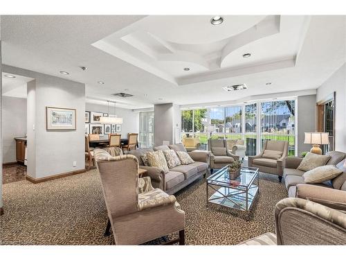 1002 Penthouse-162 Martindale Road, St. Catharines, ON - Indoor Photo Showing Living Room