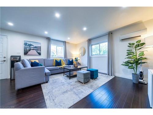 4769 Ryerson Crescent, Niagara Falls, ON - Indoor Photo Showing Living Room