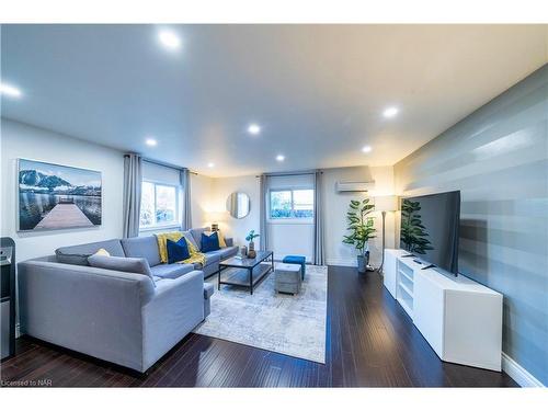 4769 Ryerson Crescent, Niagara Falls, ON - Indoor Photo Showing Living Room