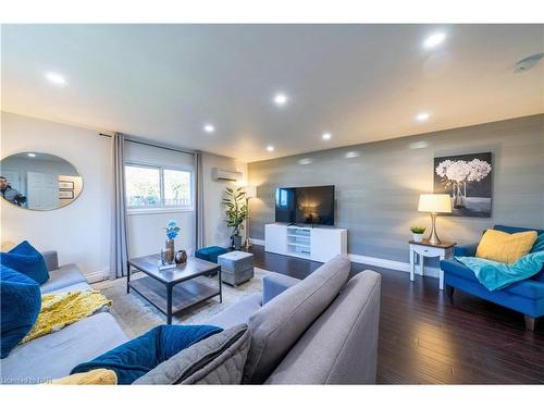 4769 Ryerson Crescent, Niagara Falls, ON - Indoor Photo Showing Living Room