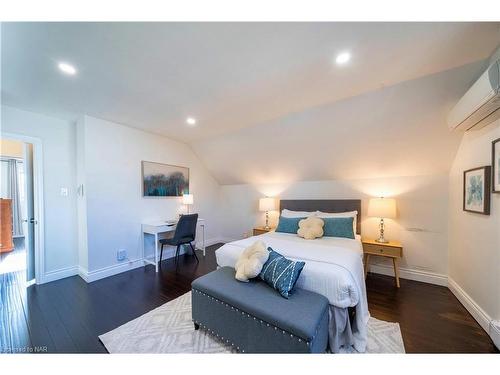 4769 Ryerson Crescent, Niagara Falls, ON - Indoor Photo Showing Bedroom