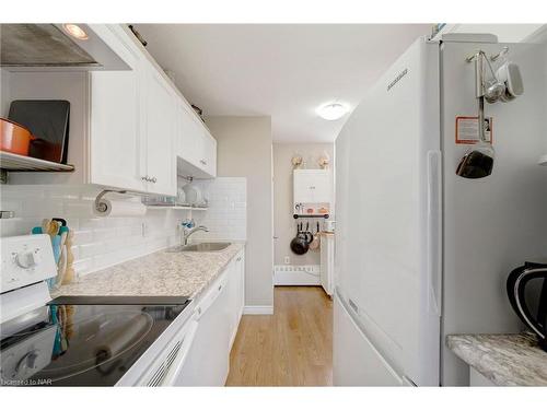 836-350 Quigley Road, Hamilton, ON - Indoor Photo Showing Kitchen