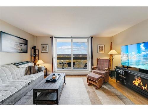 836-350 Quigley Road, Hamilton, ON - Indoor Photo Showing Living Room