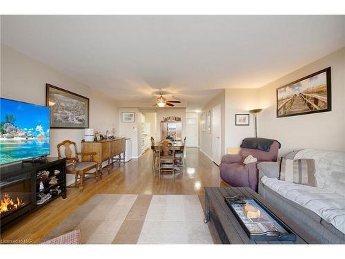 836-350 Quigley Road, Hamilton, ON - Indoor Photo Showing Living Room