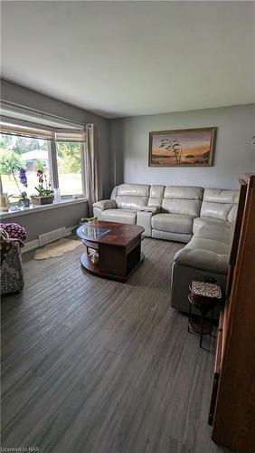 5881 Carman Street, Niagara Falls, ON - Indoor Photo Showing Living Room