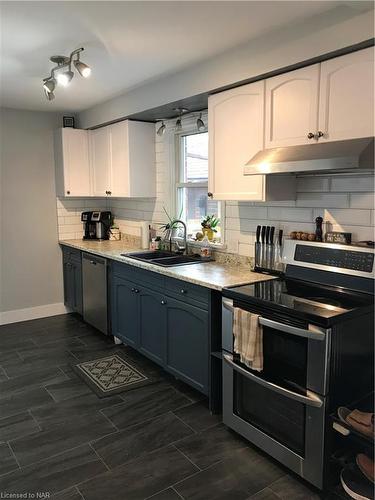 5881 Carman Street, Niagara Falls, ON - Indoor Photo Showing Kitchen With Double Sink