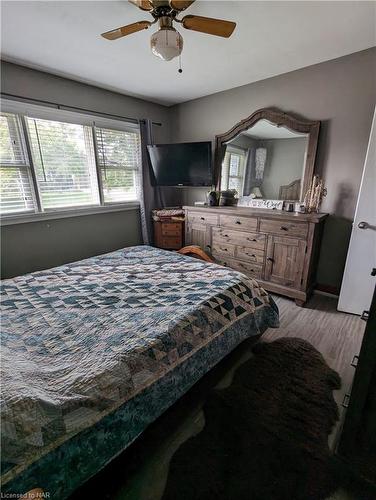 5881 Carman Street, Niagara Falls, ON - Indoor Photo Showing Bedroom