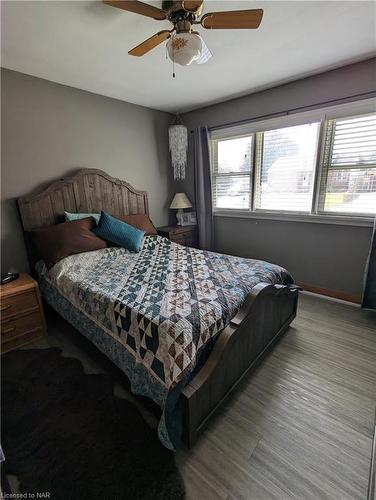 5881 Carman Street, Niagara Falls, ON - Indoor Photo Showing Bedroom