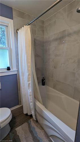 5881 Carman Street, Niagara Falls, ON - Indoor Photo Showing Bathroom