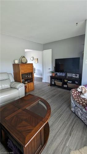 5881 Carman Street, Niagara Falls, ON - Indoor Photo Showing Living Room