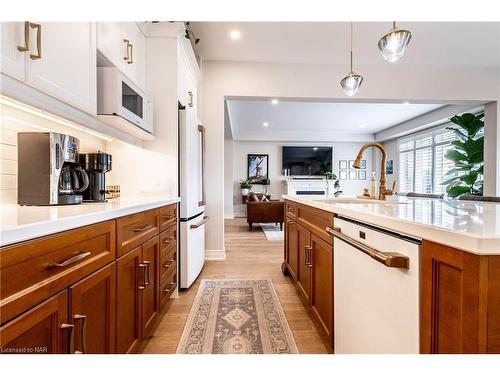 126 Susan Drive, Fonthill, ON - Indoor Photo Showing Kitchen With Upgraded Kitchen