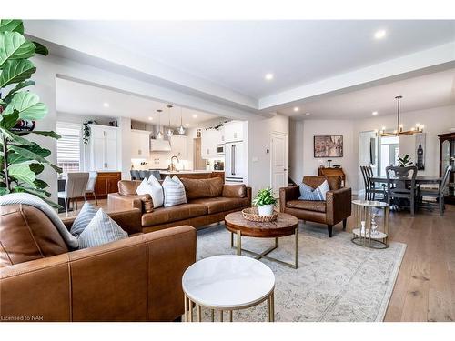 126 Susan Drive, Fonthill, ON - Indoor Photo Showing Living Room