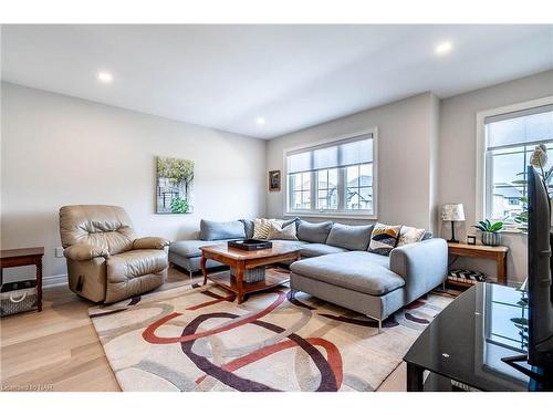 126 Susan Drive, Fonthill, ON - Indoor Photo Showing Living Room