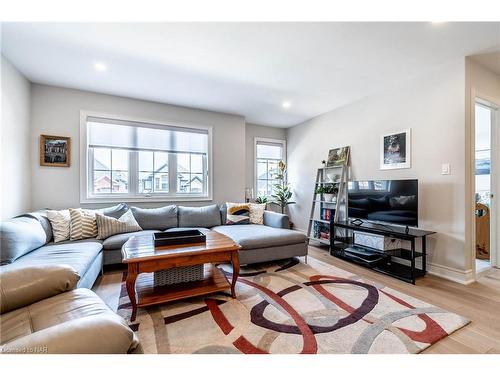 126 Susan Drive, Fonthill, ON - Indoor Photo Showing Living Room