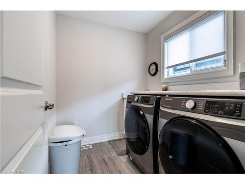 126 Susan Drive, Fonthill, ON - Indoor Photo Showing Laundry Room