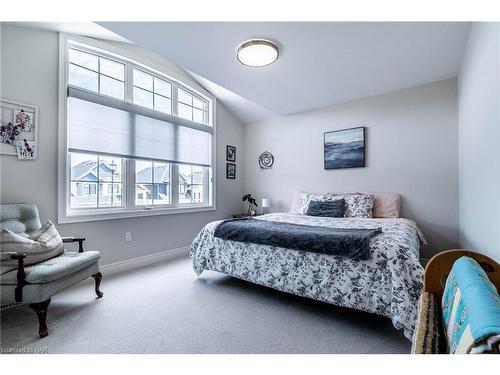 126 Susan Drive, Fonthill, ON - Indoor Photo Showing Bedroom