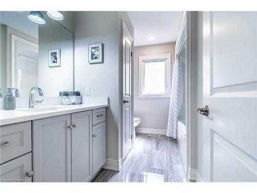 126 Susan Drive, Fonthill, ON - Indoor Photo Showing Bathroom