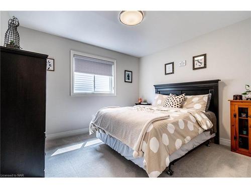 126 Susan Drive, Fonthill, ON - Indoor Photo Showing Bedroom