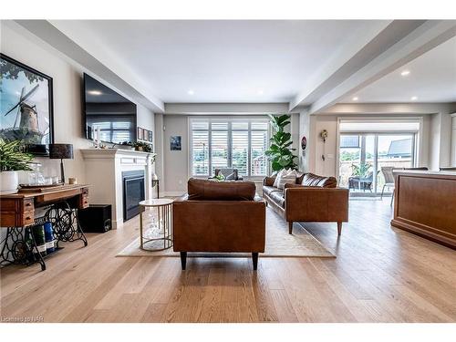 126 Susan Drive, Fonthill, ON - Indoor Photo Showing Living Room With Fireplace