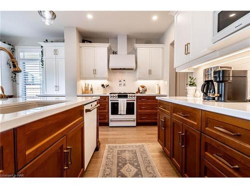 126 Susan Drive, Fonthill, ON - Indoor Photo Showing Kitchen With Upgraded Kitchen