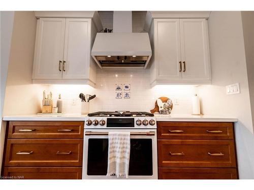 126 Susan Drive, Fonthill, ON - Indoor Photo Showing Kitchen With Upgraded Kitchen