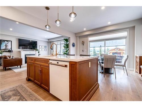 126 Susan Drive, Fonthill, ON - Indoor Photo Showing Kitchen