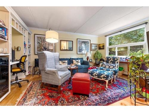 304-41 Rykert Street, St. Catharines, ON - Indoor Photo Showing Living Room