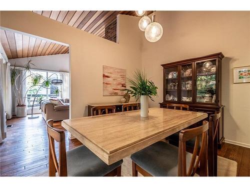 3 Parkhill Rd Road, Fonthill, ON - Indoor Photo Showing Dining Room