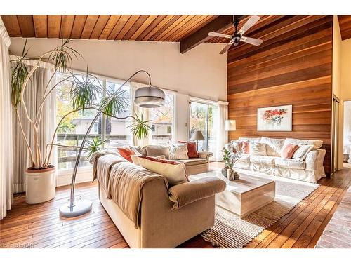 3 Parkhill Rd Road, Fonthill, ON - Indoor Photo Showing Living Room