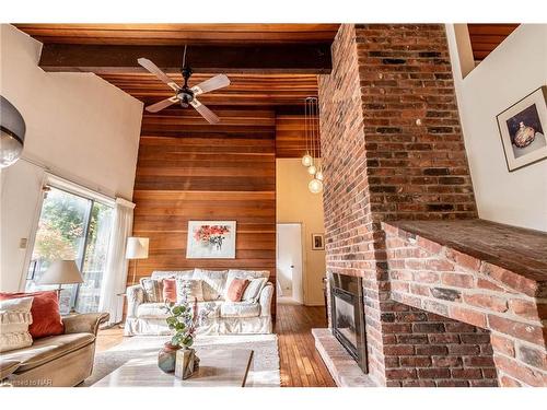 3 Parkhill Rd Road, Fonthill, ON - Indoor Photo Showing Living Room With Fireplace