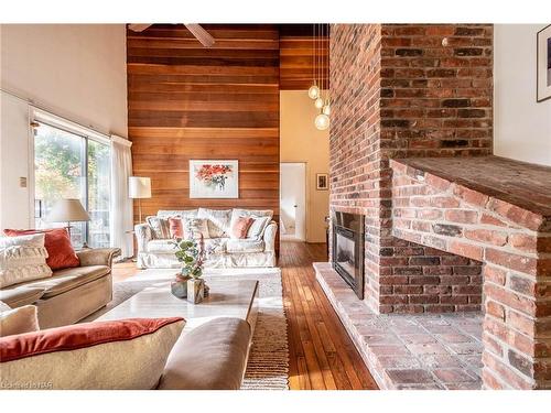 3 Parkhill Rd Road, Fonthill, ON - Indoor Photo Showing Living Room With Fireplace