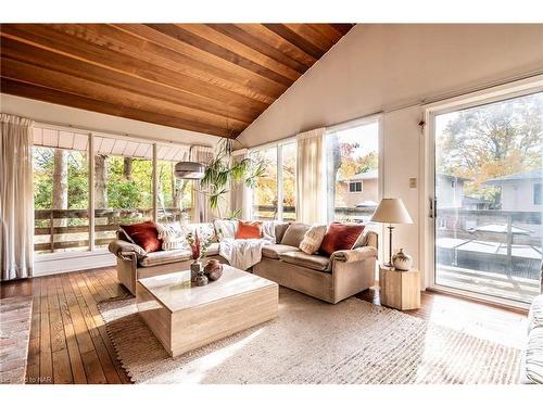 3 Parkhill Rd Road, Fonthill, ON - Indoor Photo Showing Living Room