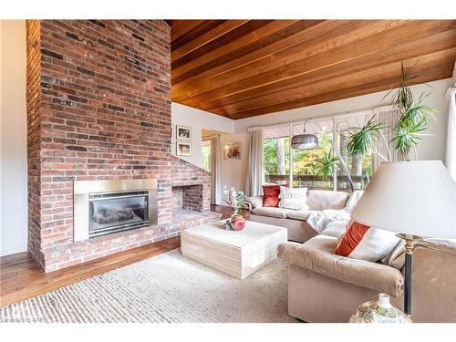 3 Parkhill Rd Road, Fonthill, ON - Indoor Photo Showing Living Room With Fireplace