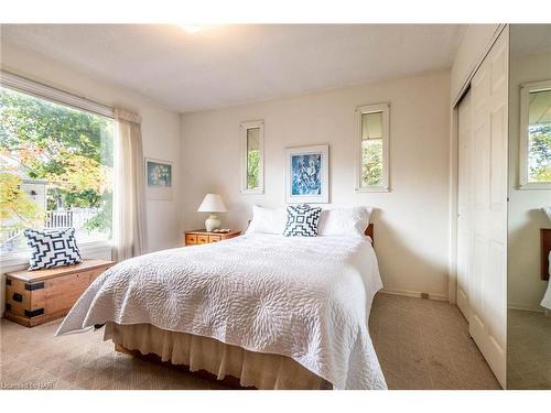 3 Parkhill Rd Road, Fonthill, ON - Indoor Photo Showing Bedroom