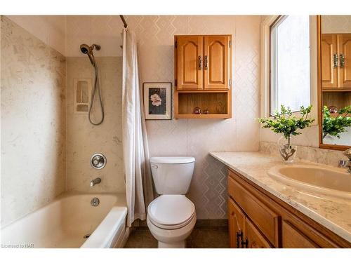 3 Parkhill Rd Road, Fonthill, ON - Indoor Photo Showing Bathroom