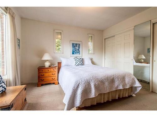 3 Parkhill Rd Road, Fonthill, ON - Indoor Photo Showing Bedroom