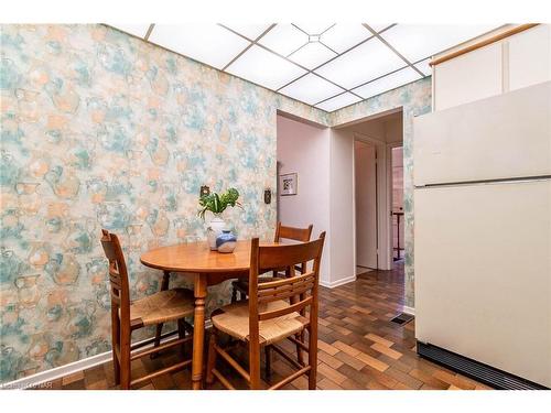 3 Parkhill Rd Road, Fonthill, ON - Indoor Photo Showing Dining Room