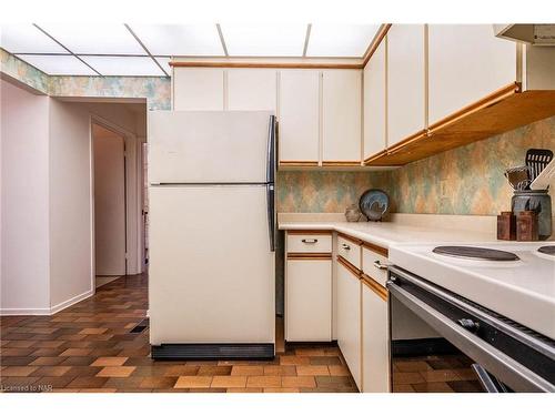 3 Parkhill Rd Road, Fonthill, ON - Indoor Photo Showing Kitchen