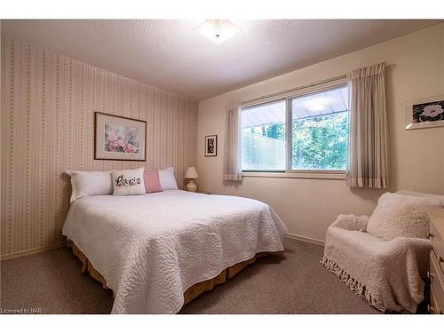 3 Parkhill Rd Road, Fonthill, ON - Indoor Photo Showing Bedroom