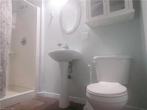 Front-70 Courtwright Street, Fort Erie, ON - Indoor Photo Showing Bathroom