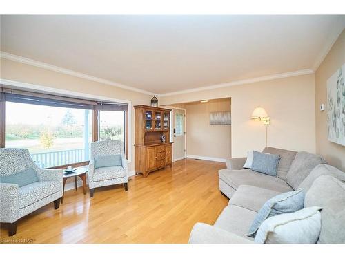 1700 Seventh Street, St. Catharines, ON - Indoor Photo Showing Living Room