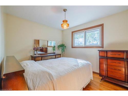 5832 Keith Street, Niagara Falls, ON - Indoor Photo Showing Bedroom