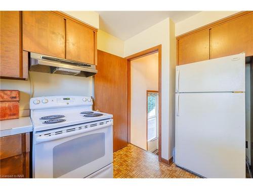 5832 Keith Street, Niagara Falls, ON - Indoor Photo Showing Kitchen