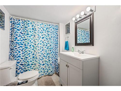 60 Merchison Avenue, Hamilton, ON - Indoor Photo Showing Bathroom