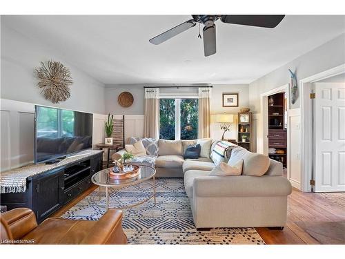 14656 Niagara River Parkway, Niagara-On-The-Lake, ON - Indoor Photo Showing Living Room