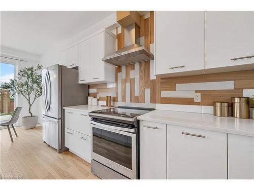 7864 Seabiscuit Drive, Niagara Falls, ON - Indoor Photo Showing Kitchen