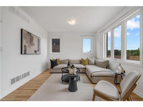 7864 Seabiscuit Drive, Niagara Falls, ON - Indoor Photo Showing Living Room