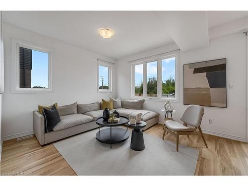 7864 Seabiscuit Drive, Niagara Falls, ON - Indoor Photo Showing Living Room