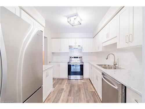 4-5150 Dorchester Road, Niagara Falls, ON - Indoor Photo Showing Kitchen With Stainless Steel Kitchen With Double Sink With Upgraded Kitchen